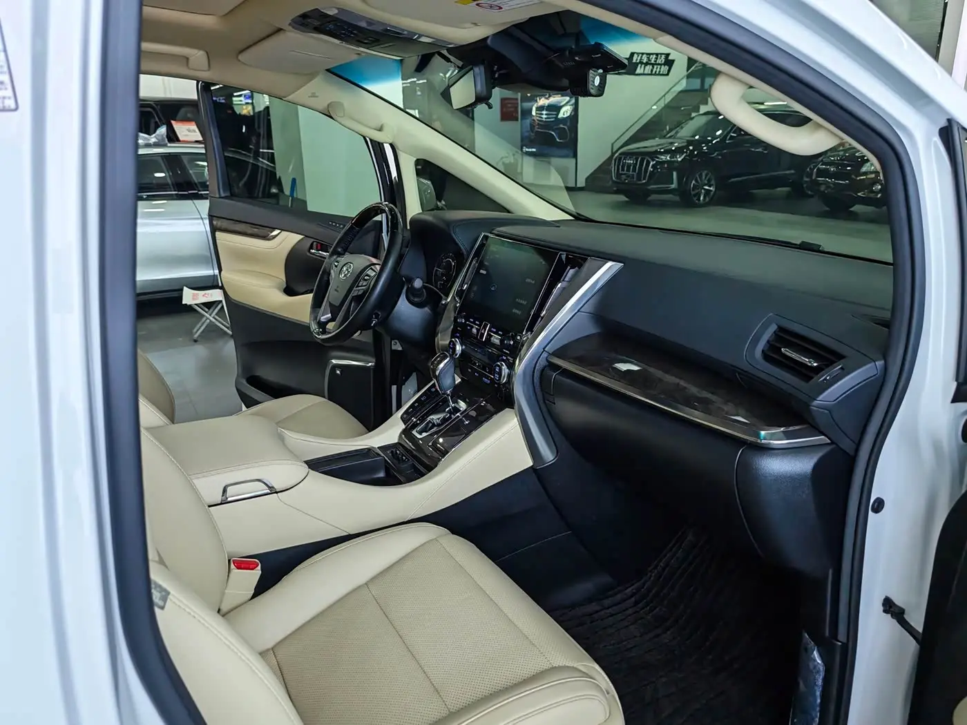 Toyota Vellfire 2021 — Photo 14/20