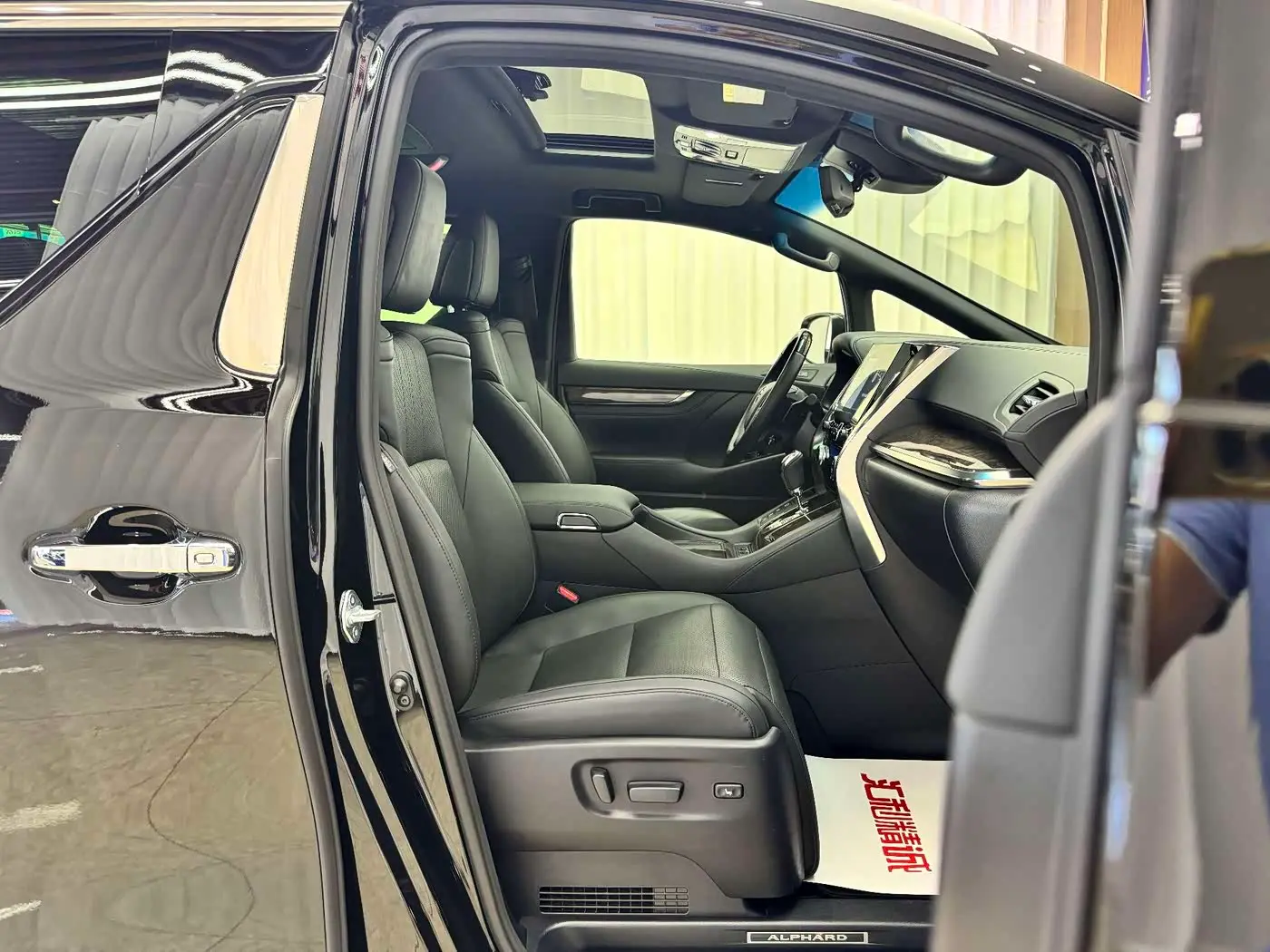Toyota Alphard 2022 — Photo 17/20