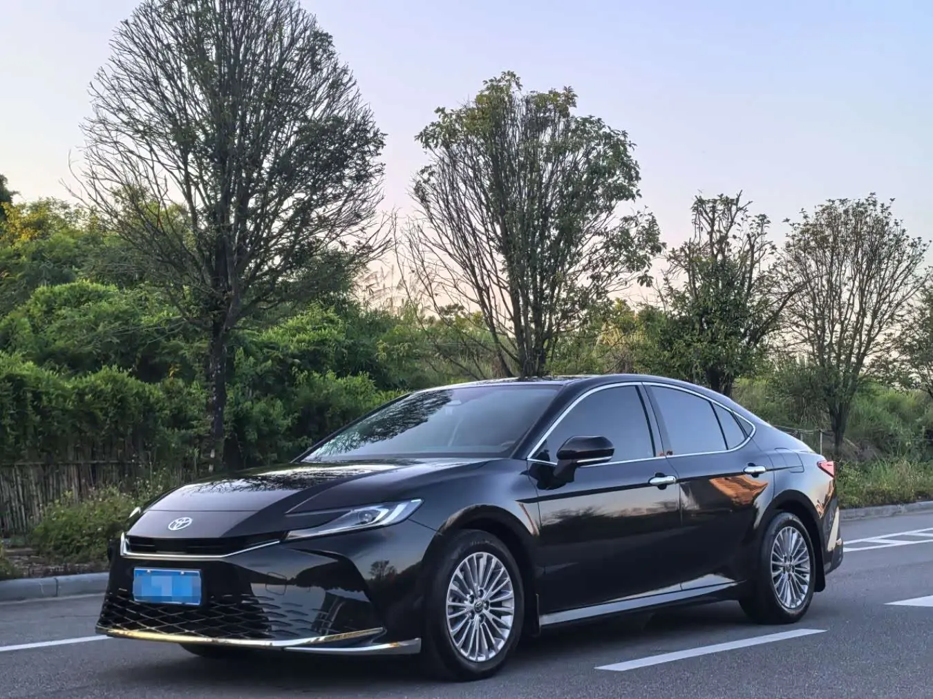 Toyota Camry 2024 — Фото 1/9
