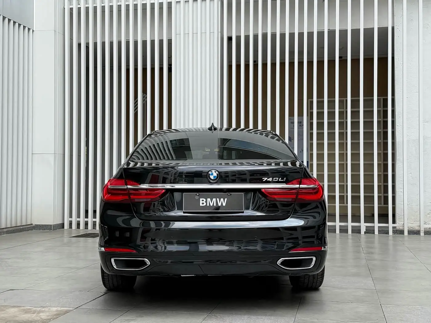 BMW 7 Series 2017 — Фото 16/17