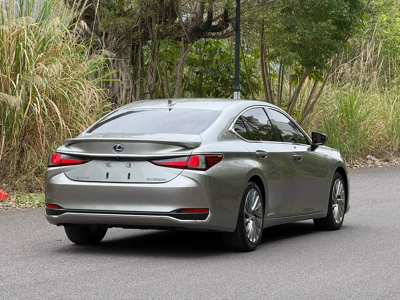 Lexus ES 2020 — Photo 18/20