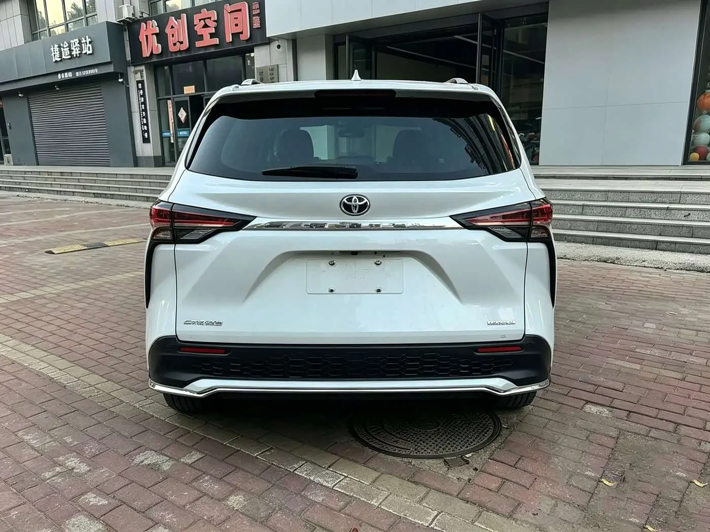 Toyota Granvia 2024 — Photo 6/9