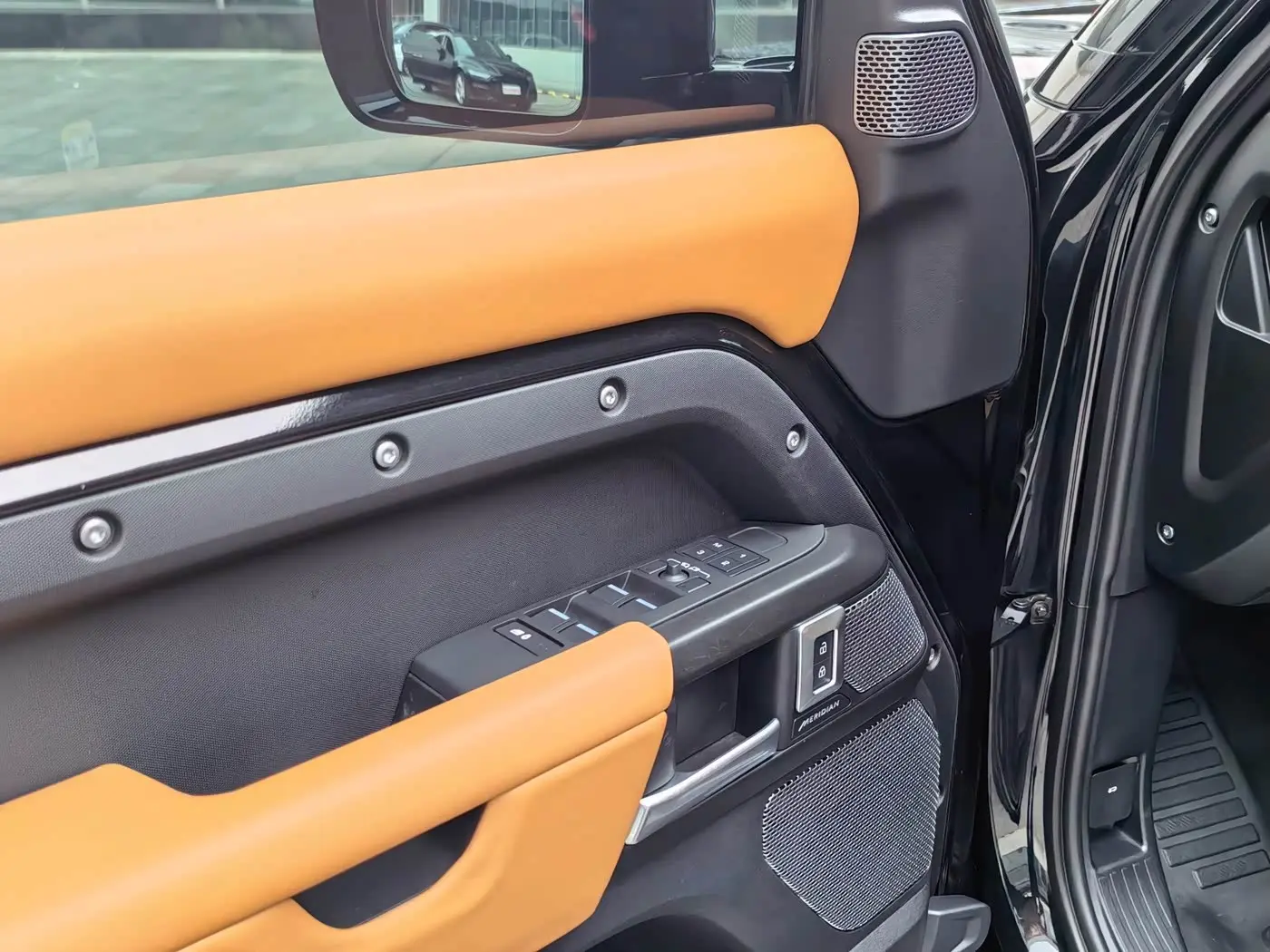 Land Rover Defender 2023 — Фото 10/20