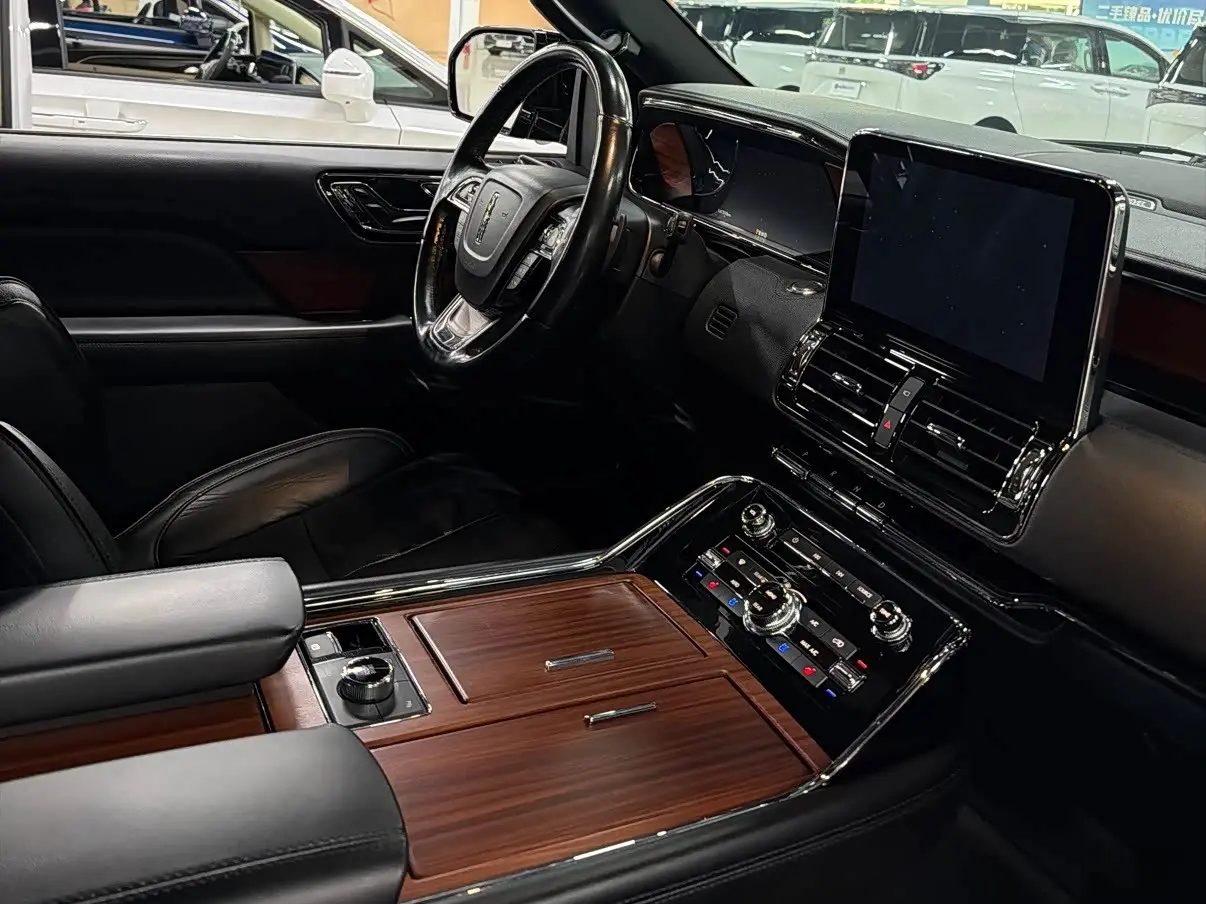 Lincoln Navigator 2018 — Şəkil 6/9