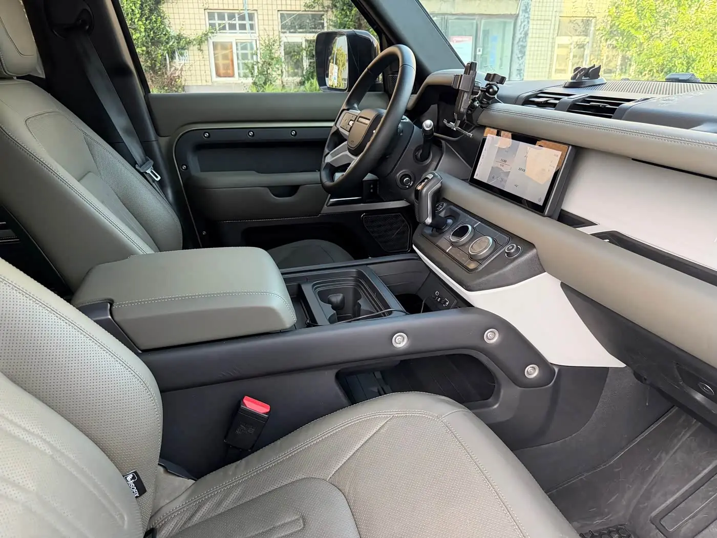 Land Rover Defender 2021 — Photo 14/17