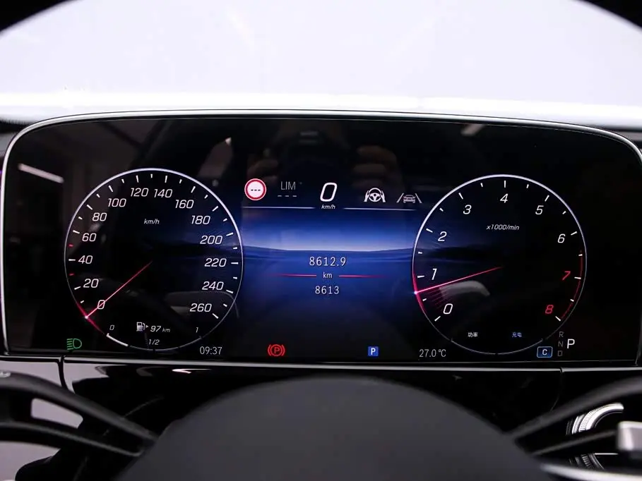 Mercedes-Benz E-Class 2025 — Photo 6/20