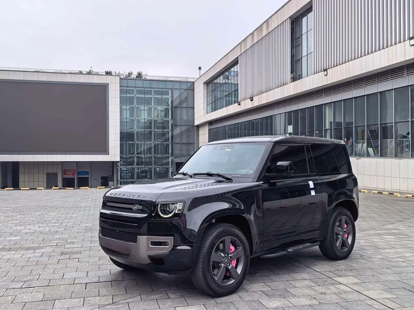 Land Rover Defender, 2025