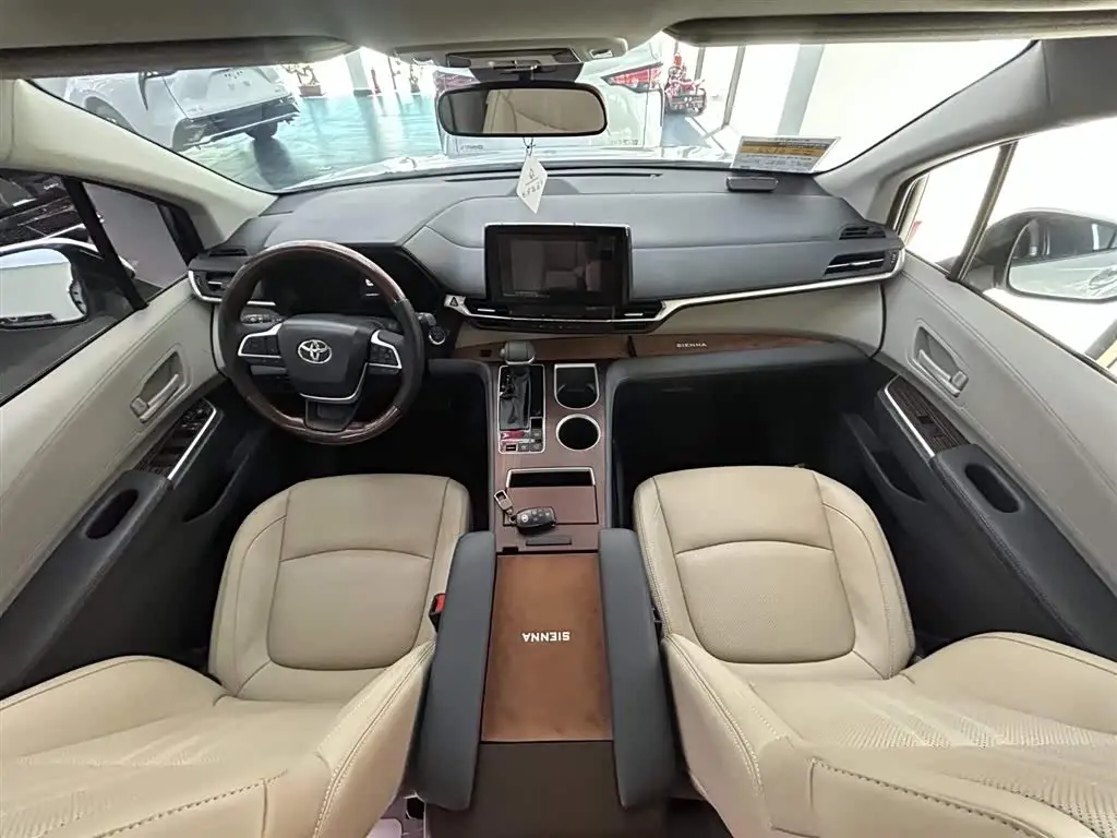 Toyota Sienna 2024 — Photo 8/14