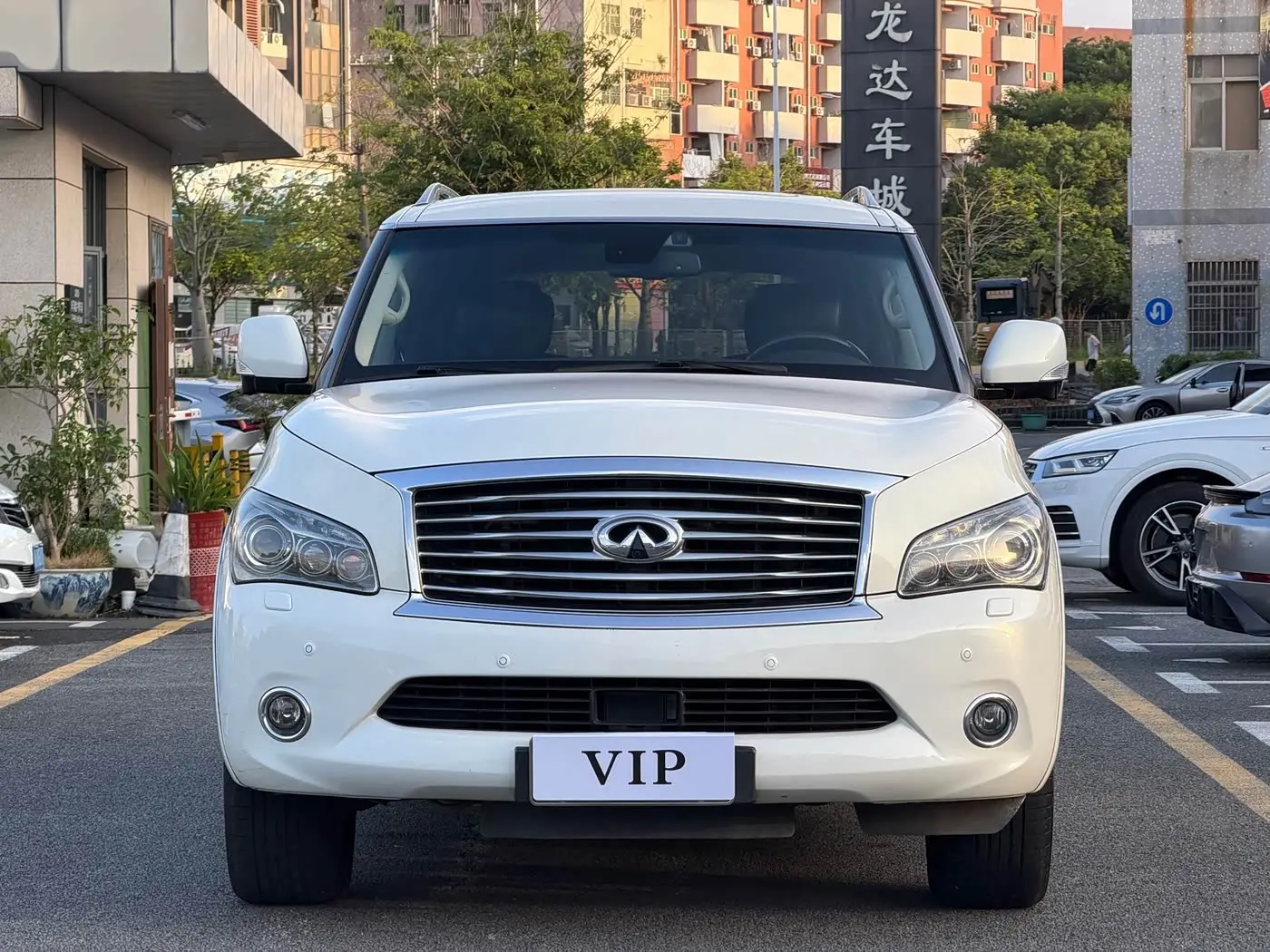 Infiniti QX80 2014 — Şəkil 2/9