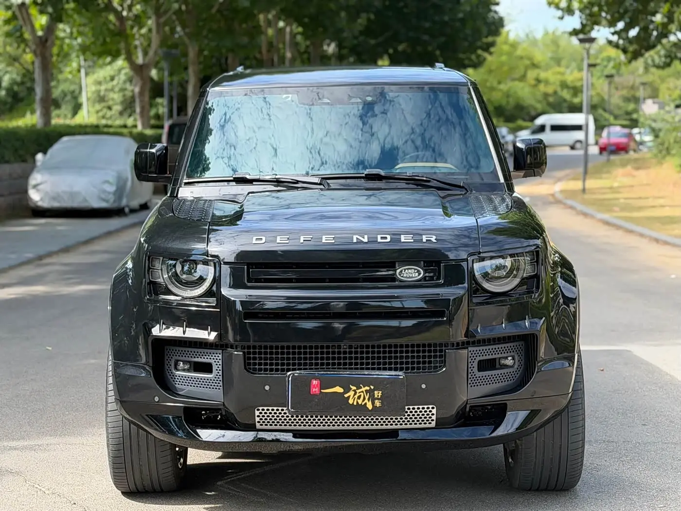 Land Rover Defender 2023 — Photo 2/15