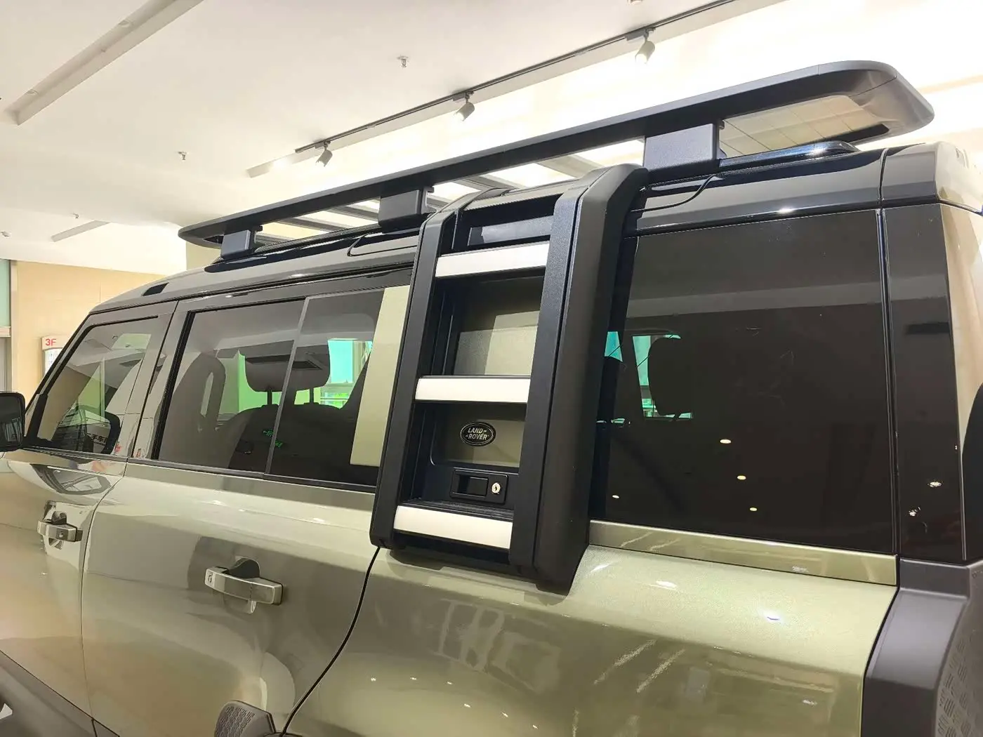 Land Rover Defender 2020 — Photo 12/18