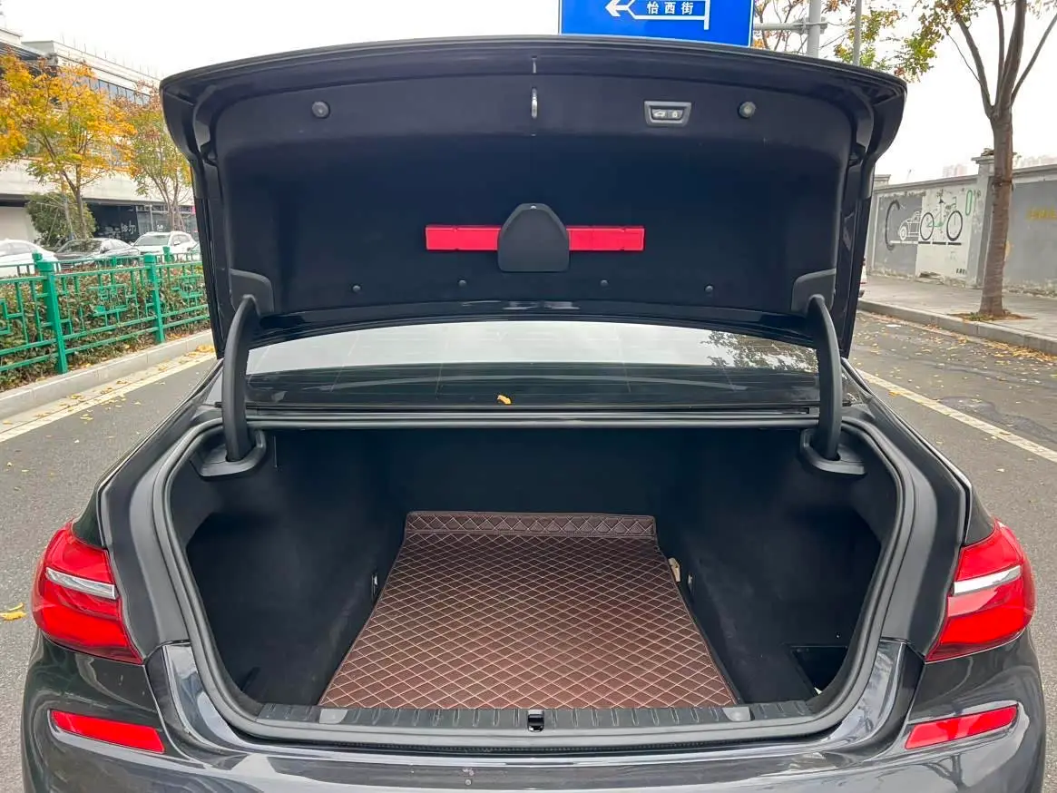 BMW 7 Series 2019 — Photo 17/19