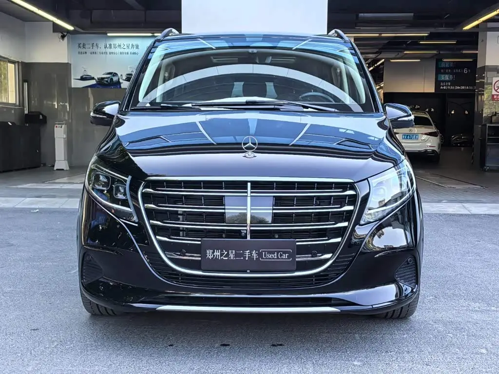 Mercedes-Benz V-Class 2024 — Photo 2/13