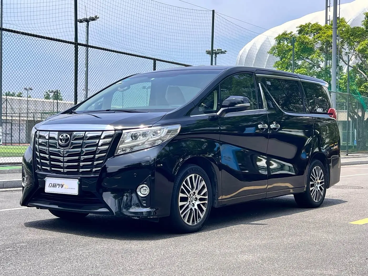 Toyota Alphard 2017 — Photo 1/18