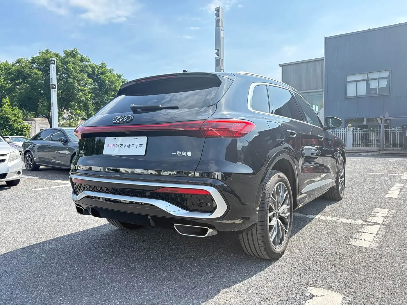 Audi Q5L 2025 — Photo 5/19