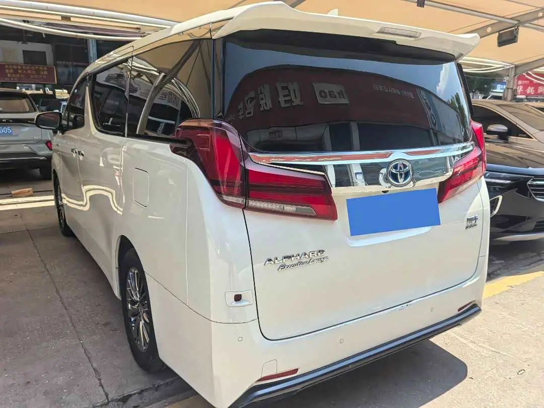Toyota Alphard 2022 — Photo 19/20