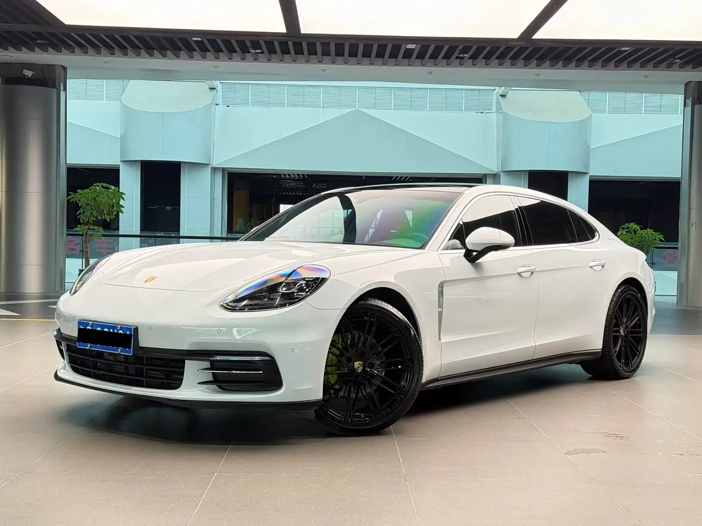 Porsche Panamera 2018 — Фото 1/13