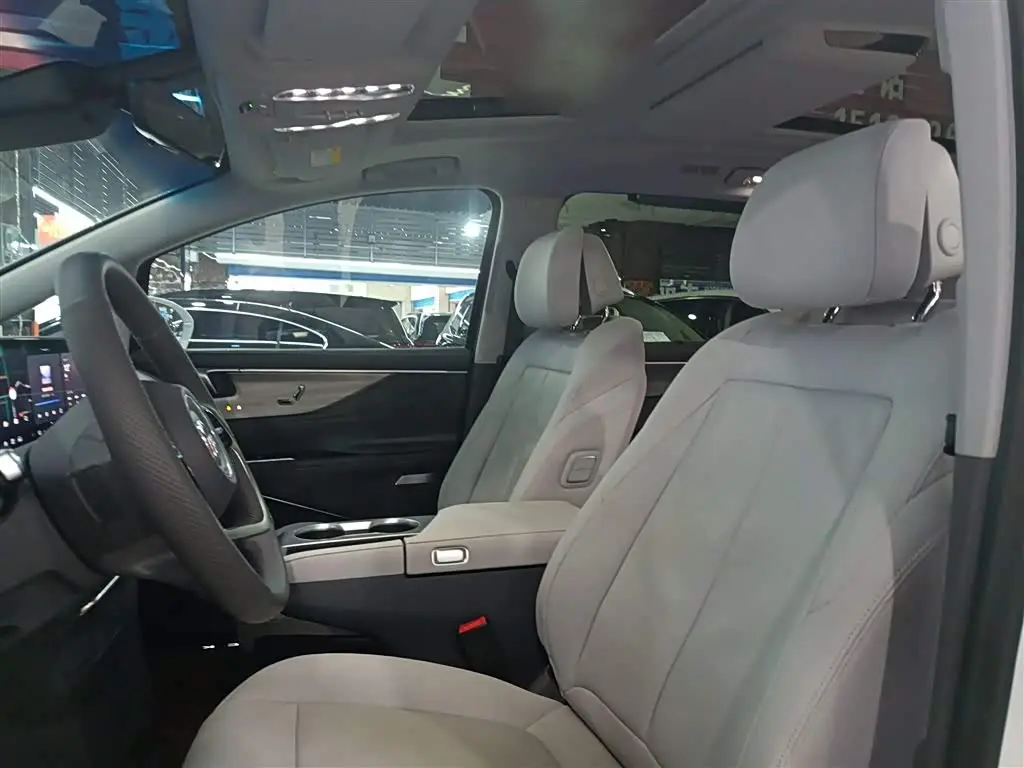 Buick GL8 2025 — Photo 14/20