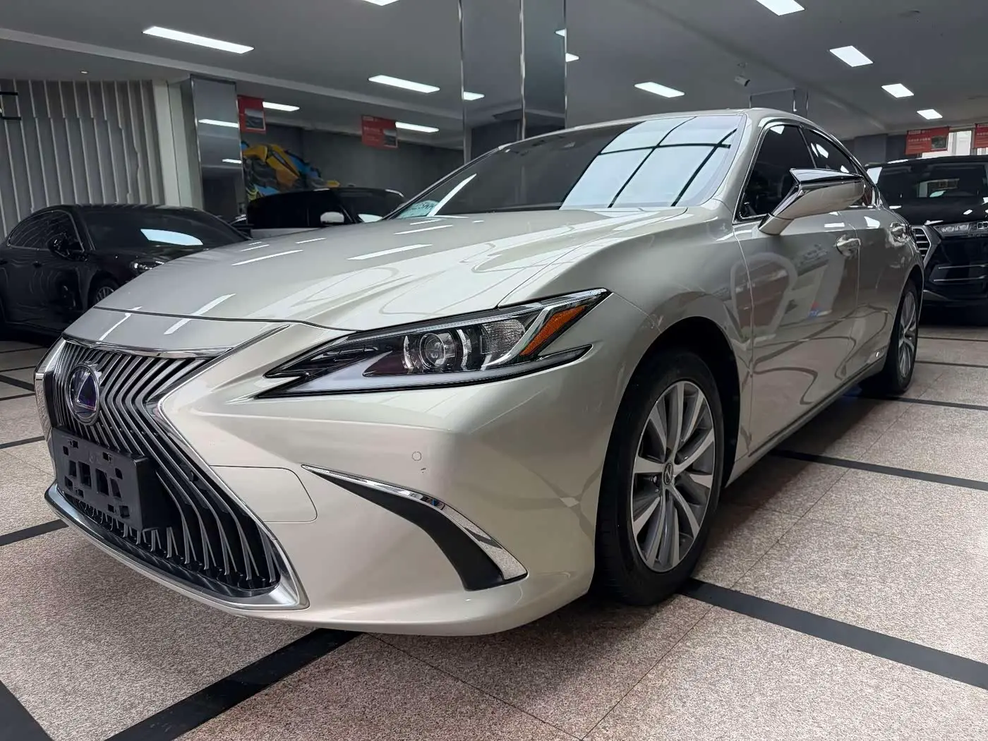 Lexus ES 2019 — Фото 1/20