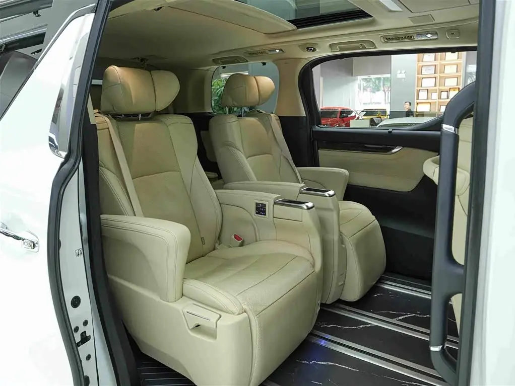 Toyota Alphard 2023 — Photo 13/20