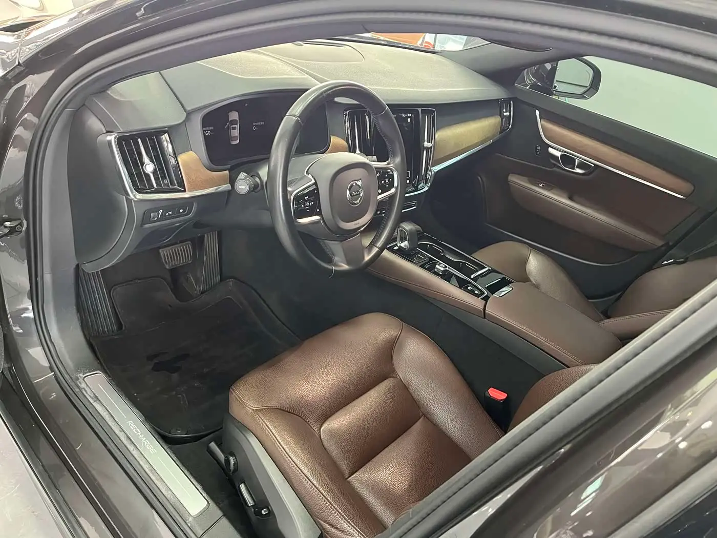 Volvo S90 Plug-in Hybrid 2021 — Photo 17/20