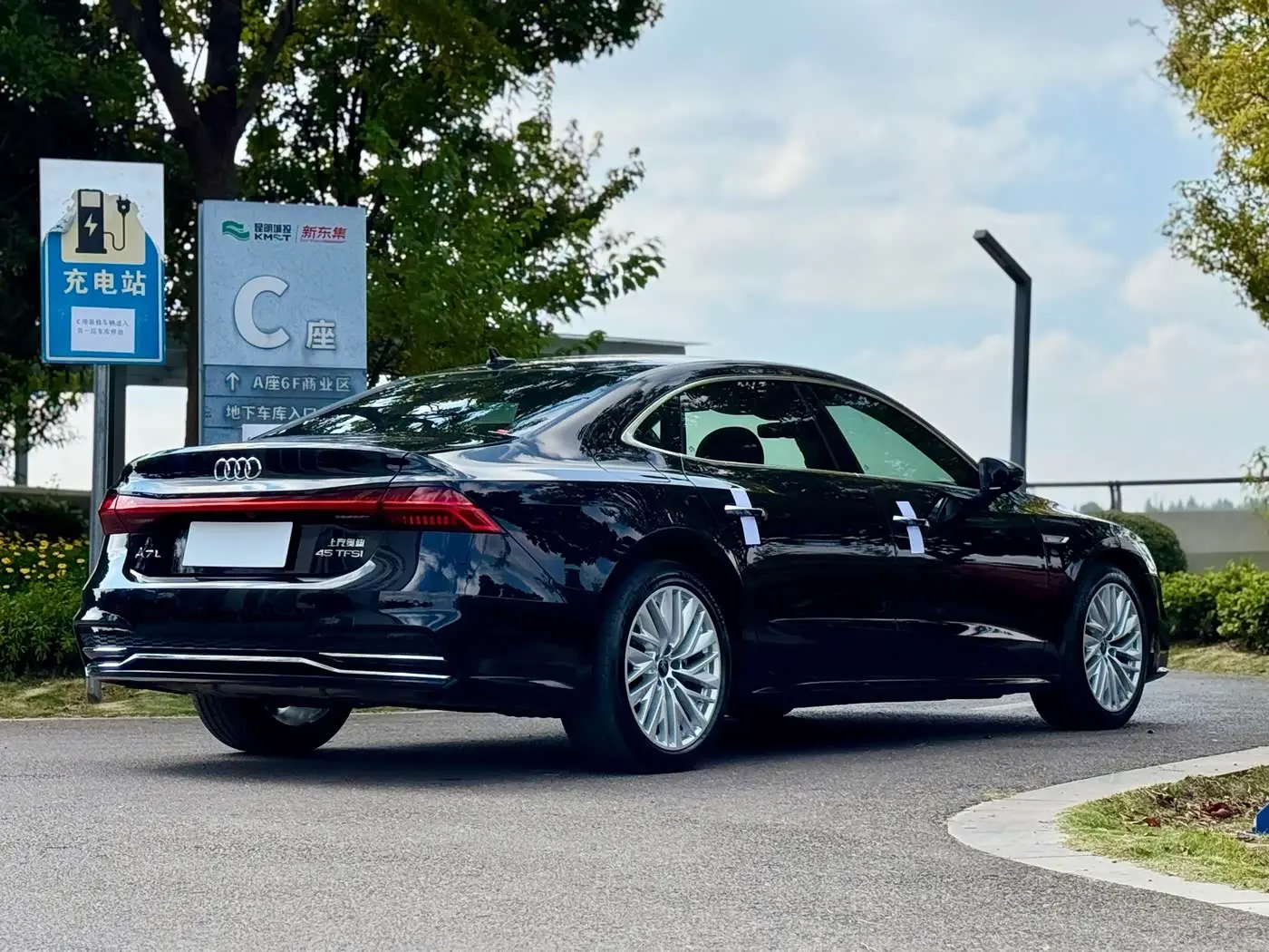 Audi A7L 2023 — Photo 9/20