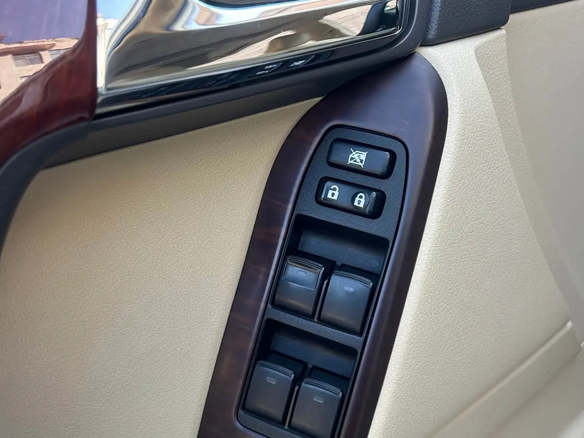Toyota Prado 2016 — Photo 12/18