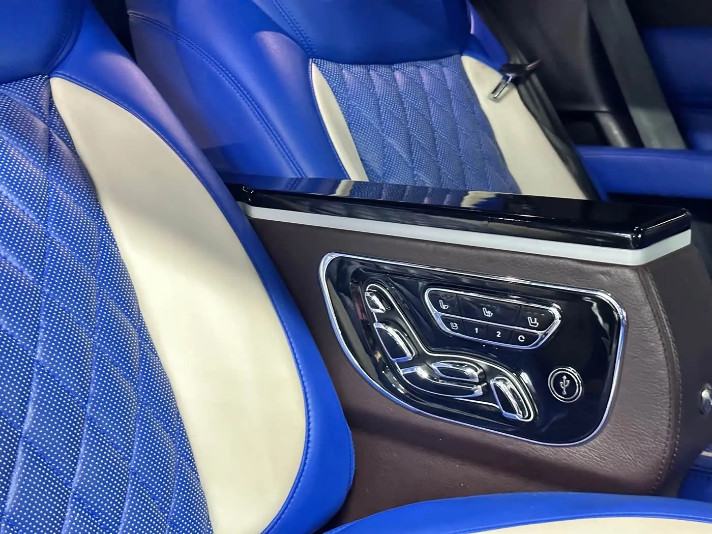 Land Rover Discovery 2020 — Photo 13/17