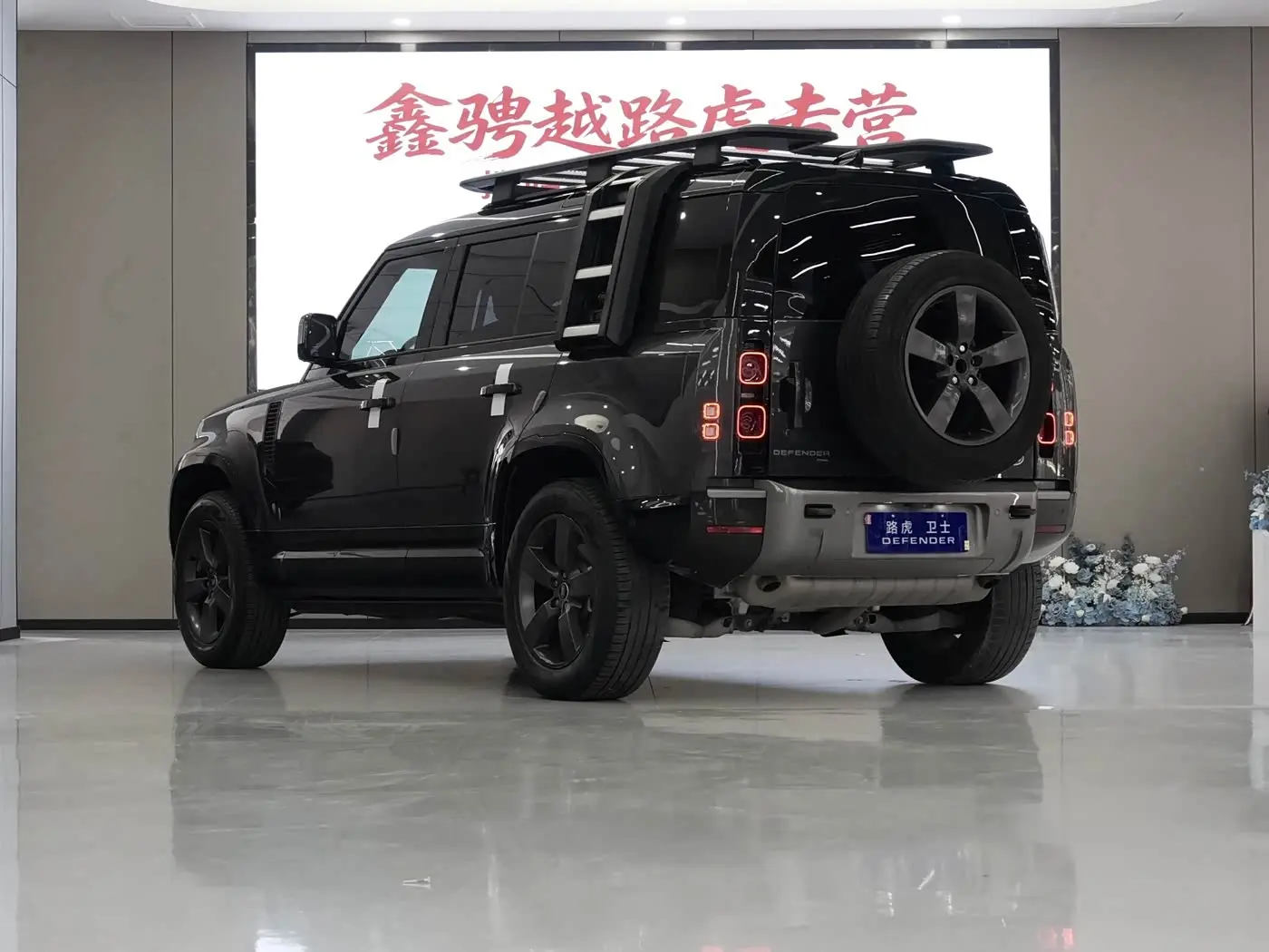 Land Rover Defender 2023 — Photo 4/13