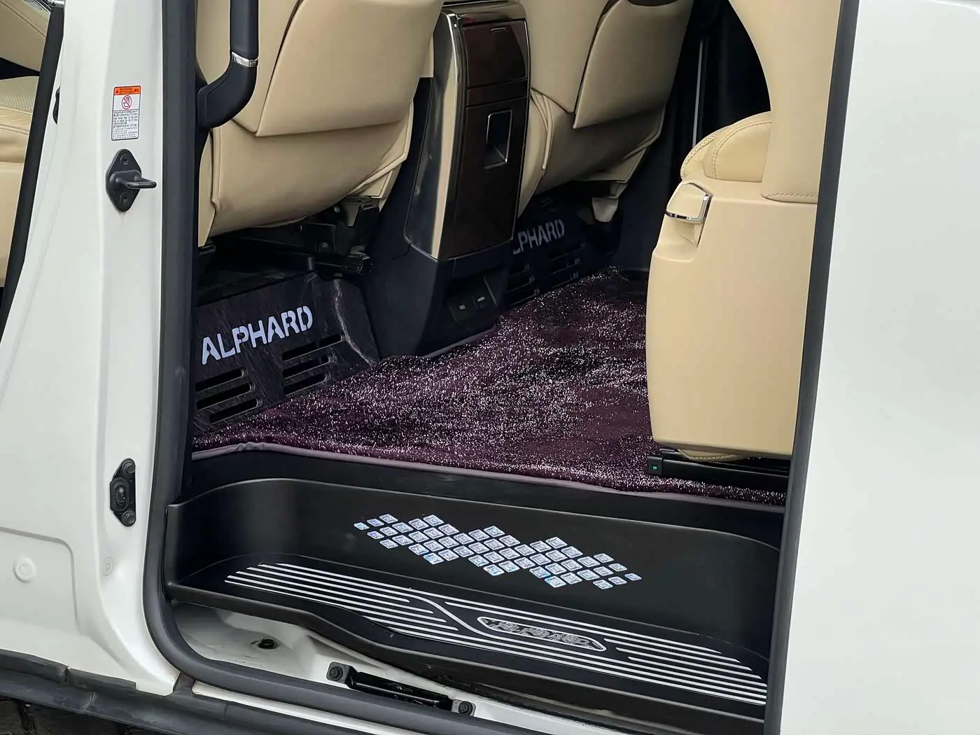Toyota Alphard 2015 — Photo 17/20