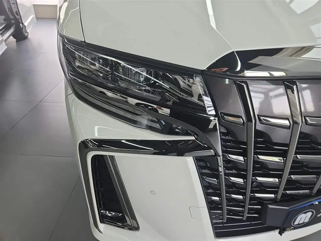 Toyota Alphard 2023 — Photo 9/14