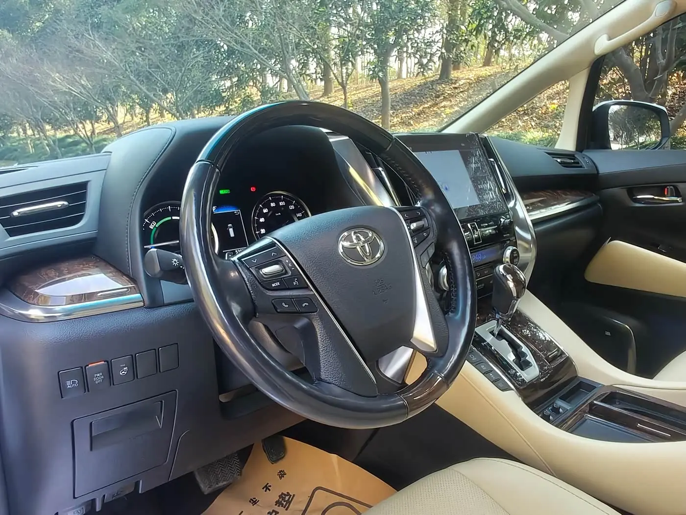 Toyota Alphard 2022 — Photo 8/20
