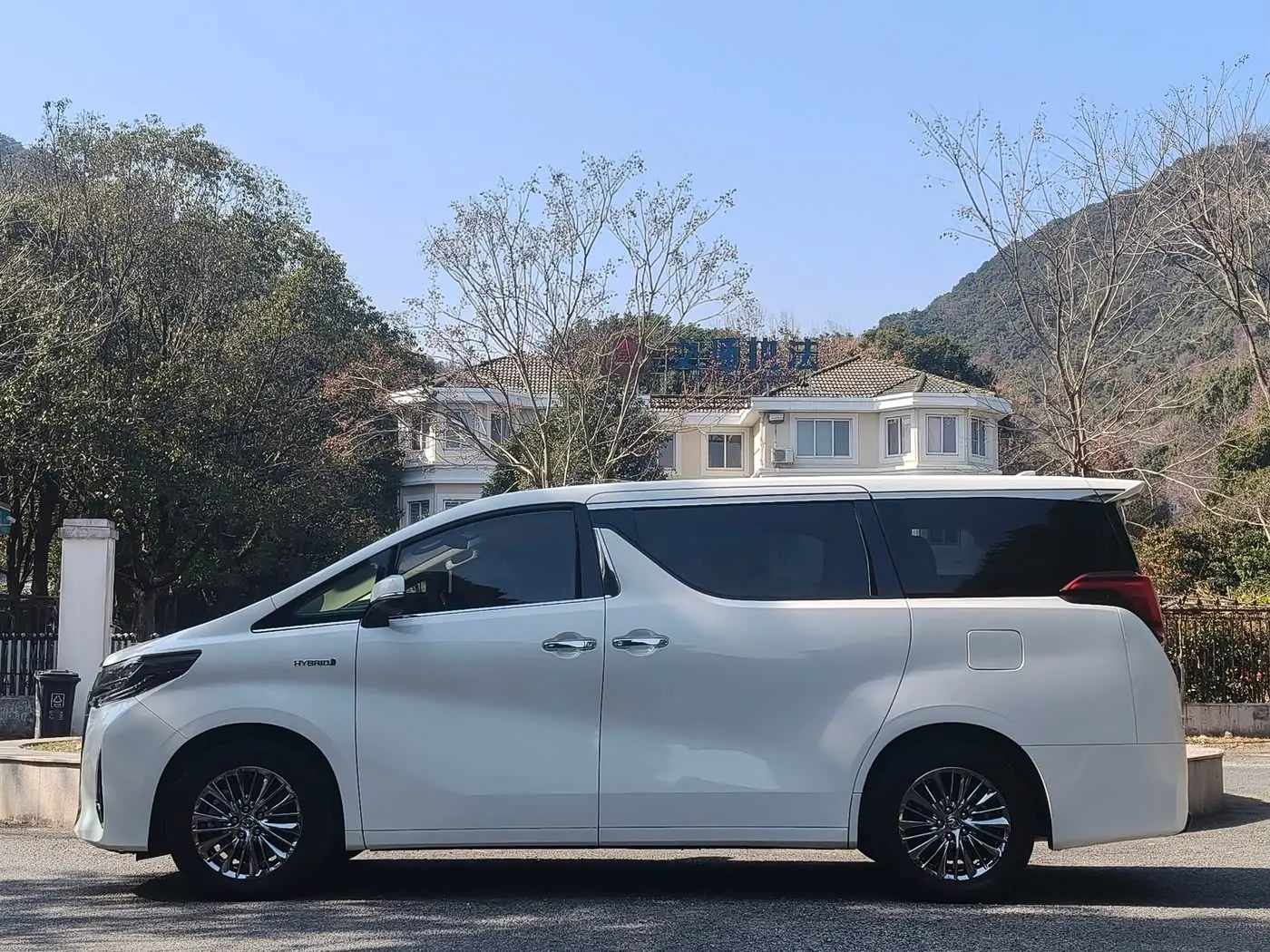 Toyota Alphard 2022 — Photo 6/20