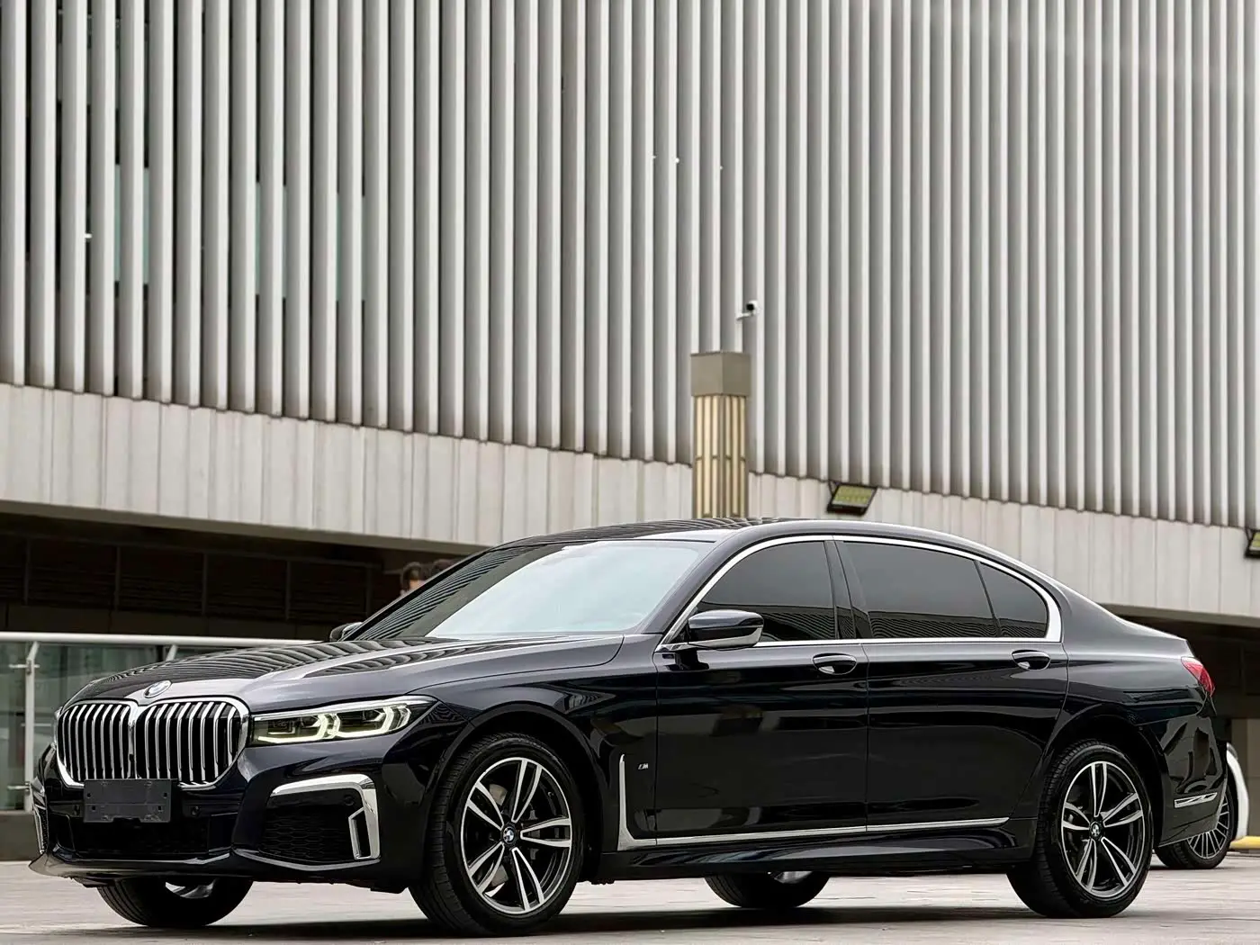 BMW 7 Series 2021 — ფოტო 1/7