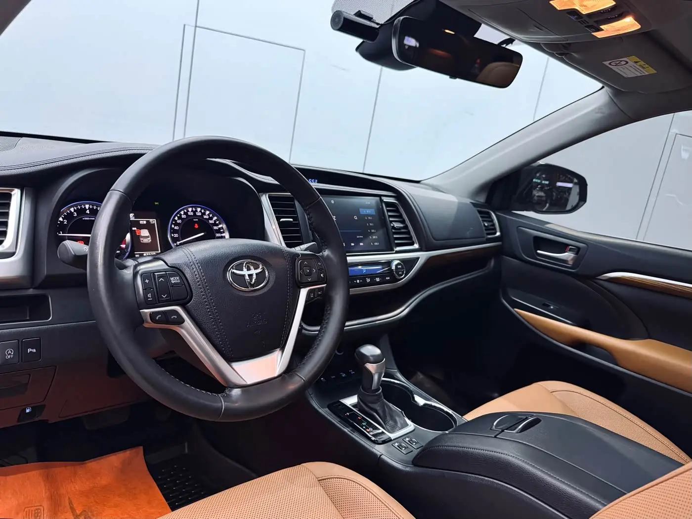 Toyota Highlander 2021 — Photo 8/20