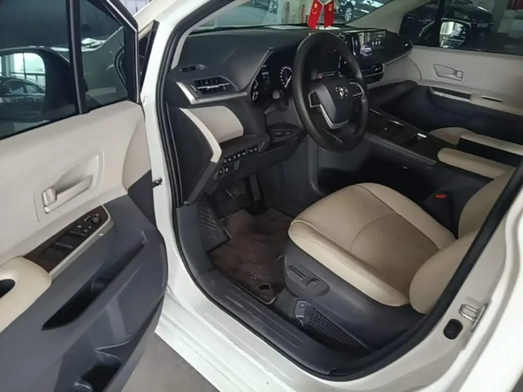 Toyota Sienna 2025 — Photo 16/20