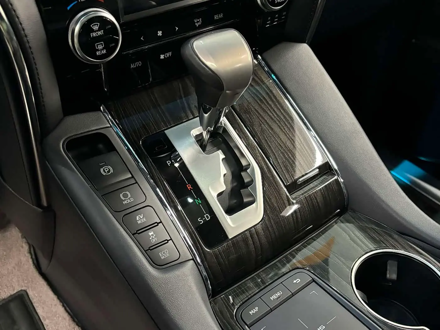 Lexus LM 2022 — Photo 11/18