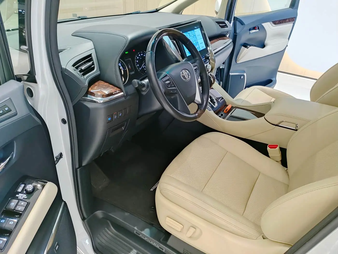Toyota Alphard 2021 — Photo 9/18