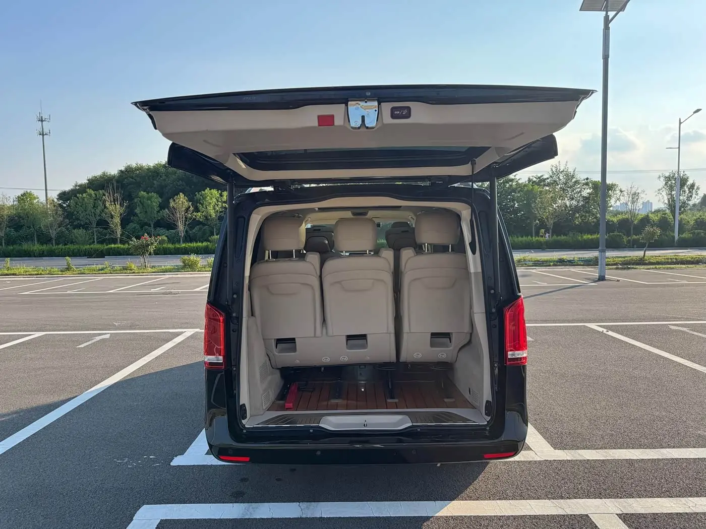 Mercedes-Benz V-Class 2022 — Photo 8/20