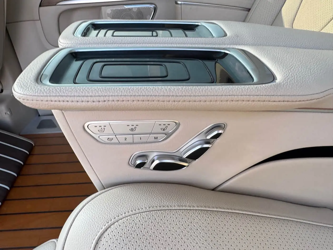 Mercedes-Benz V-Class 2022 — Photo 16/20