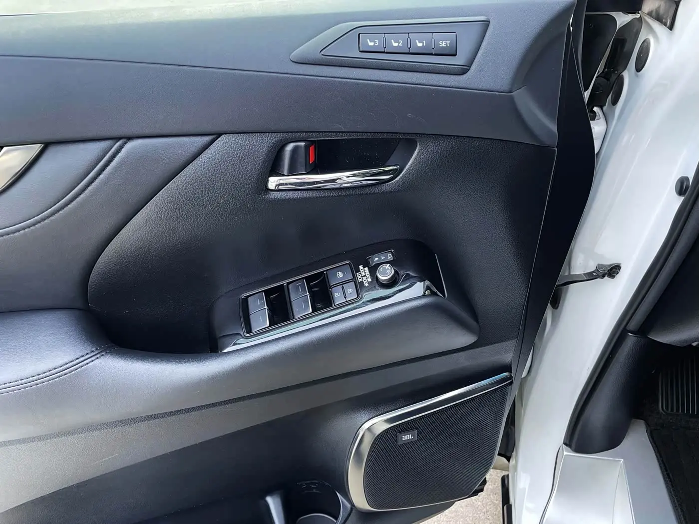 Toyota Vellfire 2022 — Photo 7/20