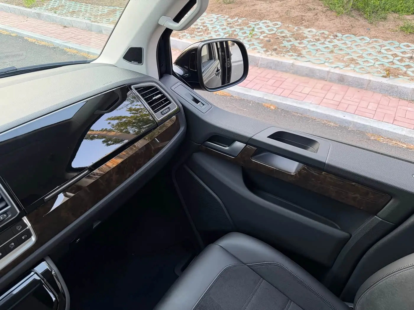 Volkswagen Multivan 2019 — Фото 10/20