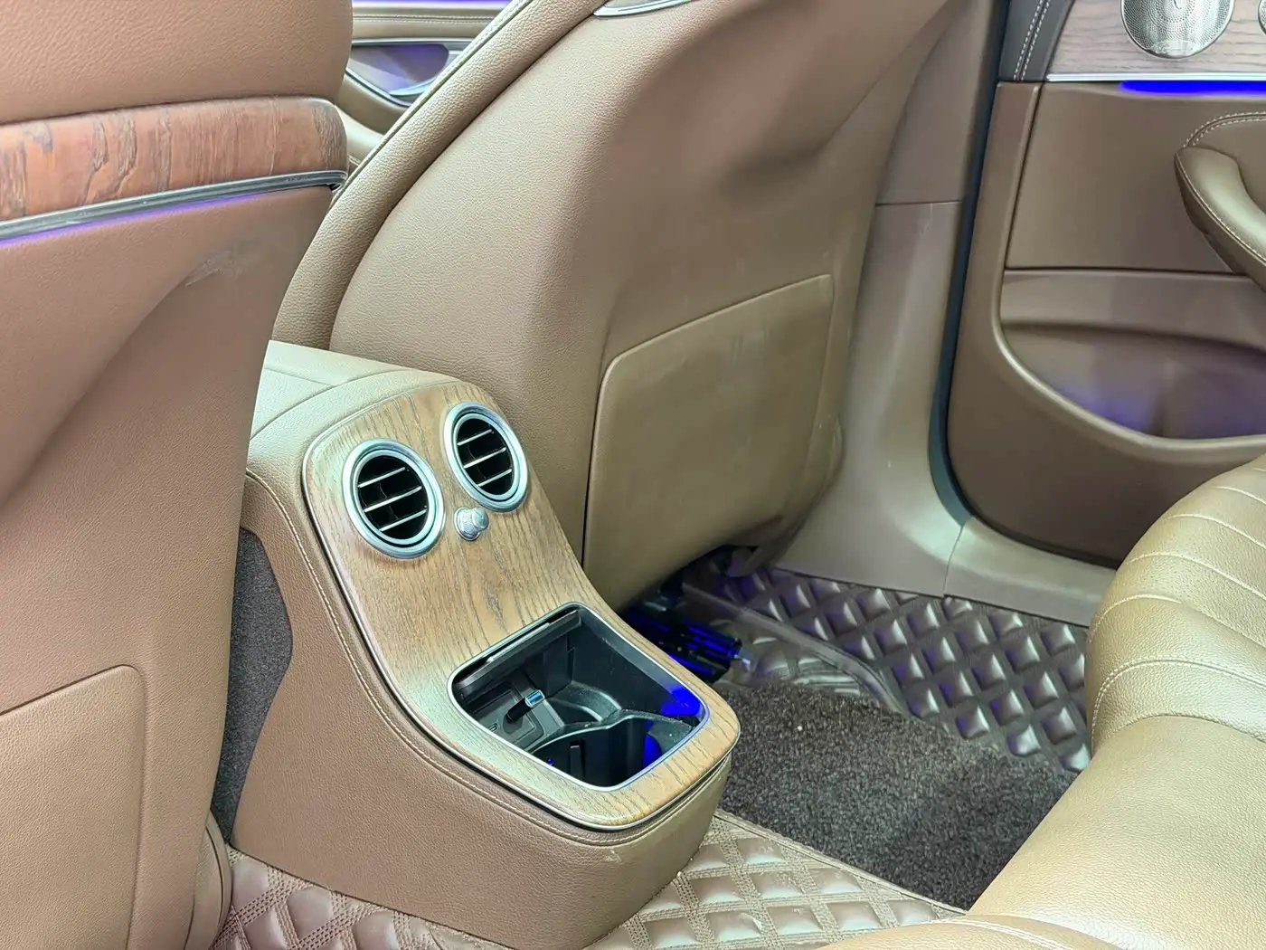 Mercedes-Benz E-Class 2022 — Фото 16/17