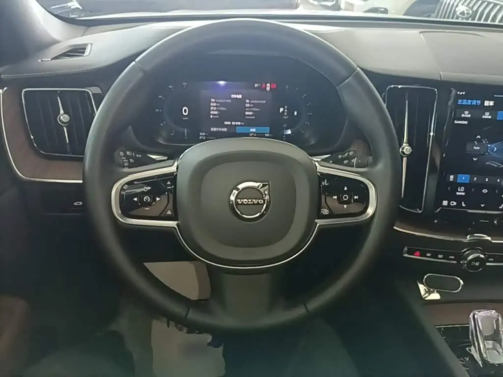 Volvo XC60 2023 — Фото 11/20