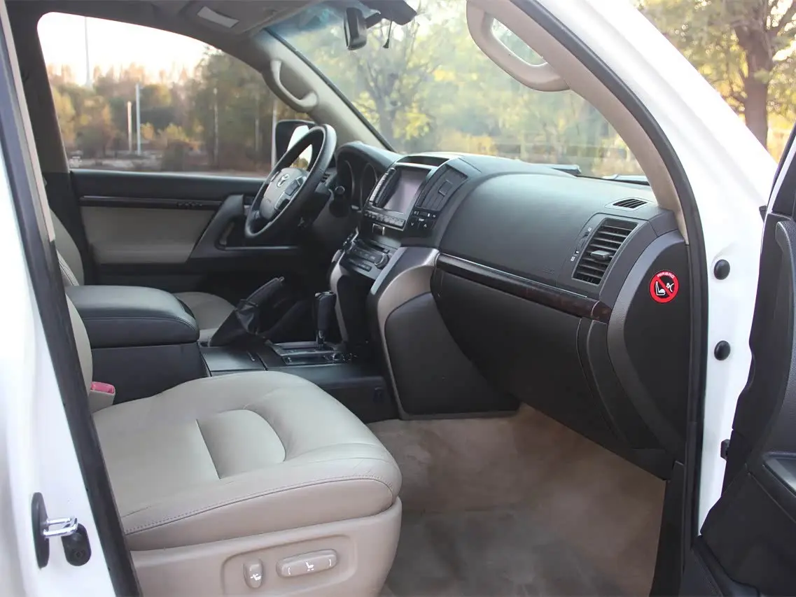 Toyota Land Cruiser 2010 — Photo 16/18