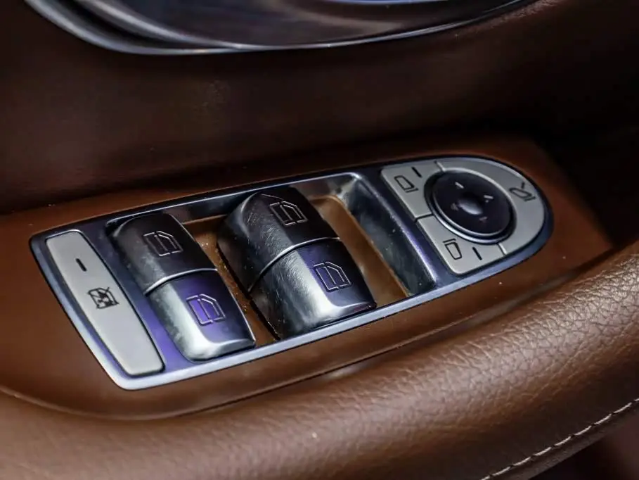 Mercedes-Benz E-Class 2022 — Photo 12/20