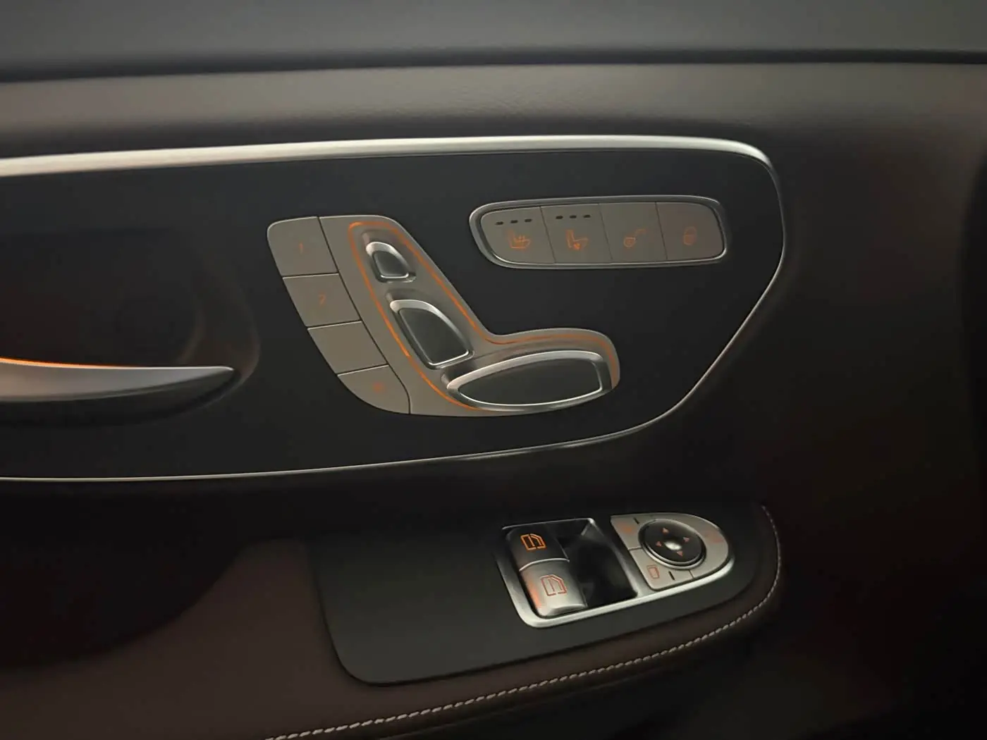 Mercedes-Benz V-Class 2022 — Photo 7/20