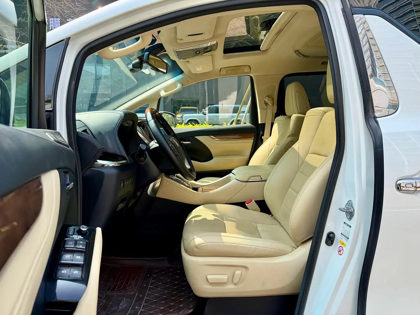 Toyota Alphard 2017 — ფოტო 16/20
