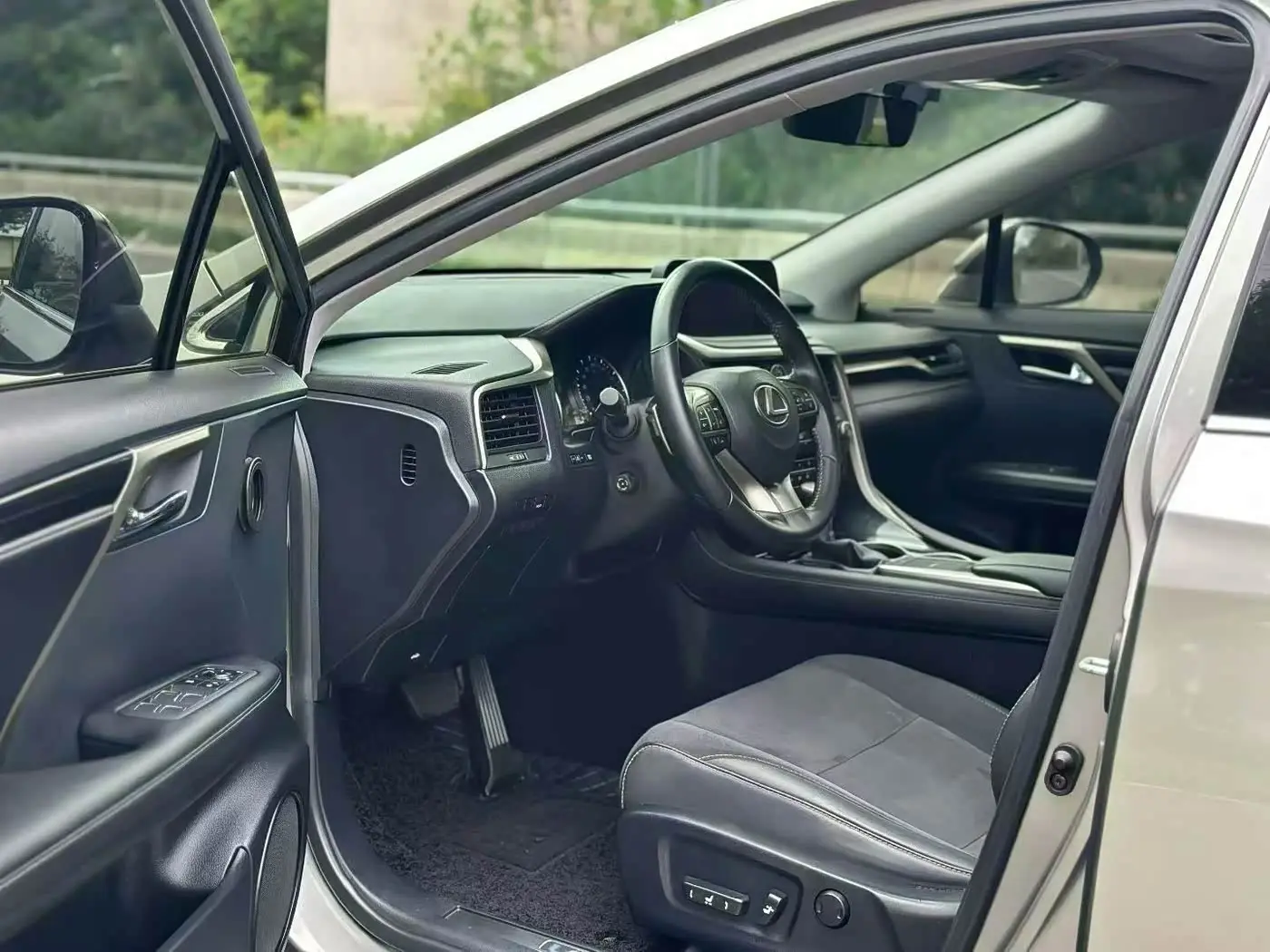 Lexus RX 2022 — Photo 4/9