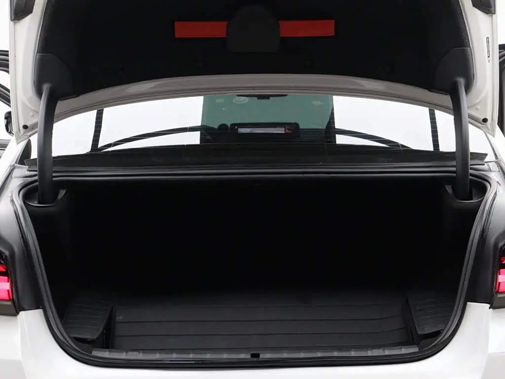 BMW 5 Series New Energy 2023 — Photo 10/20